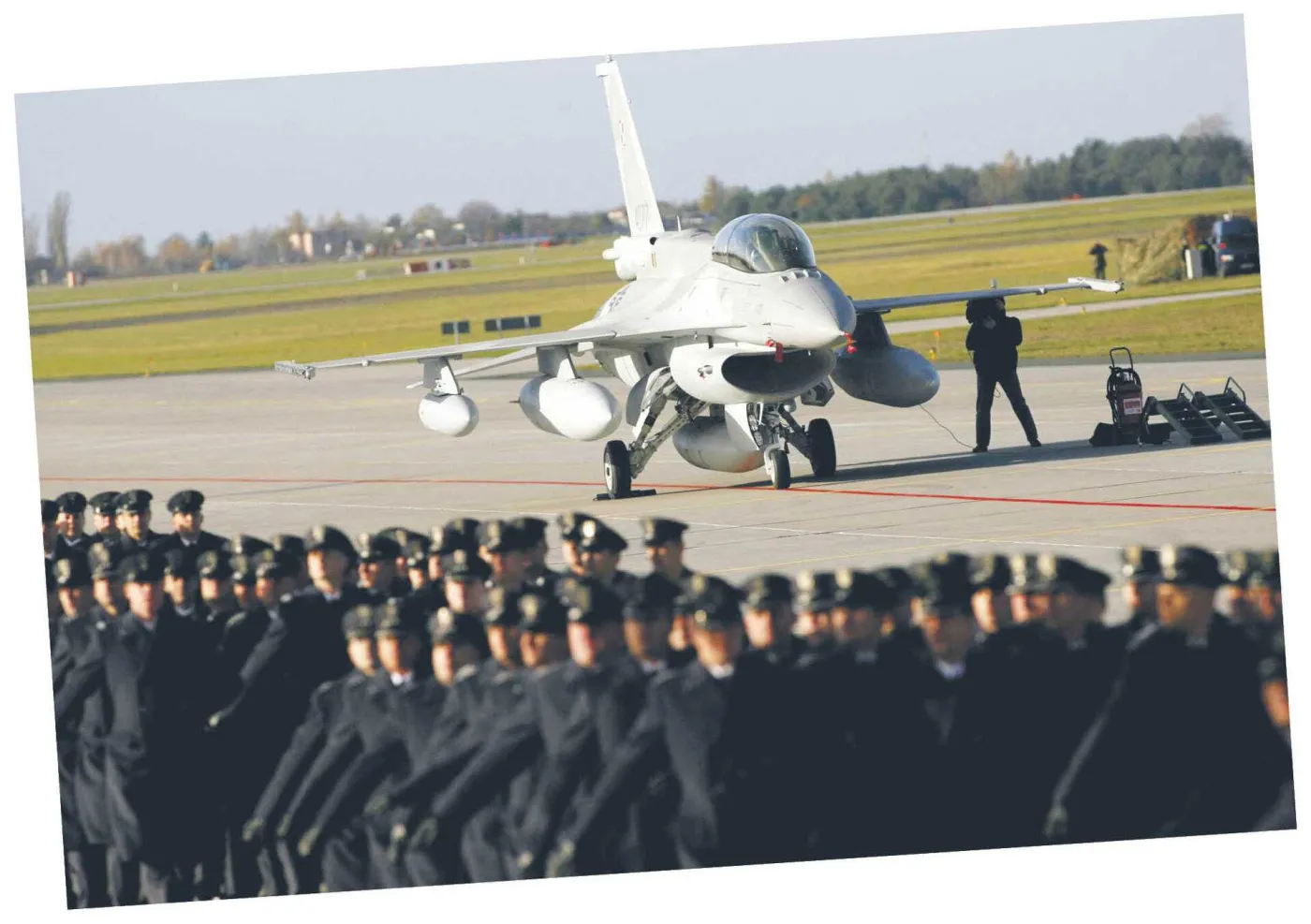 W listopadzie 2006 r. do Polski przyleciały pierwsze samoloty F-16, a Zbigniew Ziobro zapowiadał otwarcie korporacji prawniczych. W tym czasie na zaproszenie Gazety Prawnej w Warszawie gościł futurolog Alvin Toffler