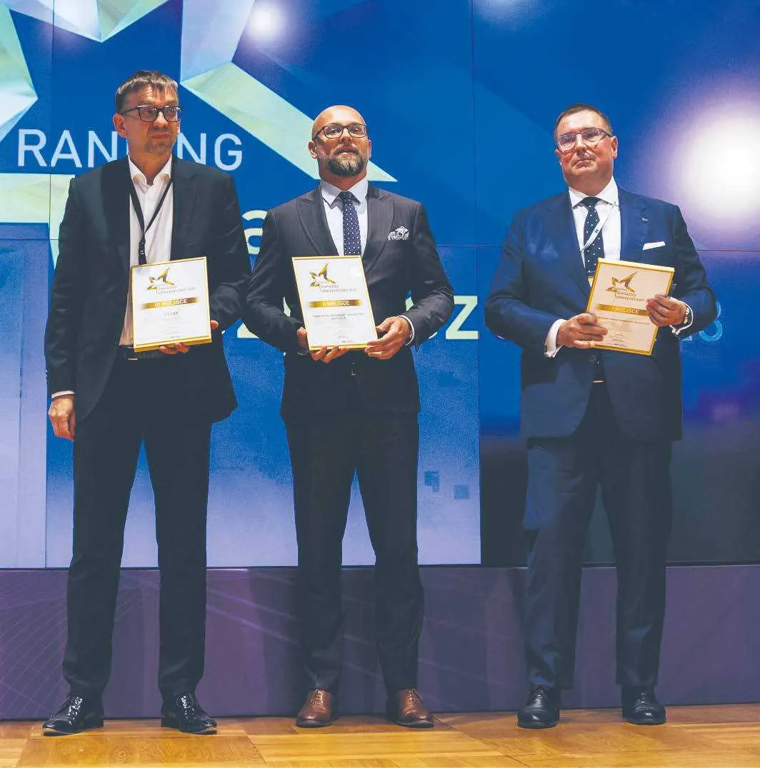 Maciej Rapkiewicz, członek zarządów PZU SA i PZU Życie SA, Dawid Korszeń, rzecznik prasowy WARTA SA, Rafał Kiliński, prezes TUW PZUW (klasyfikacja ogólna)