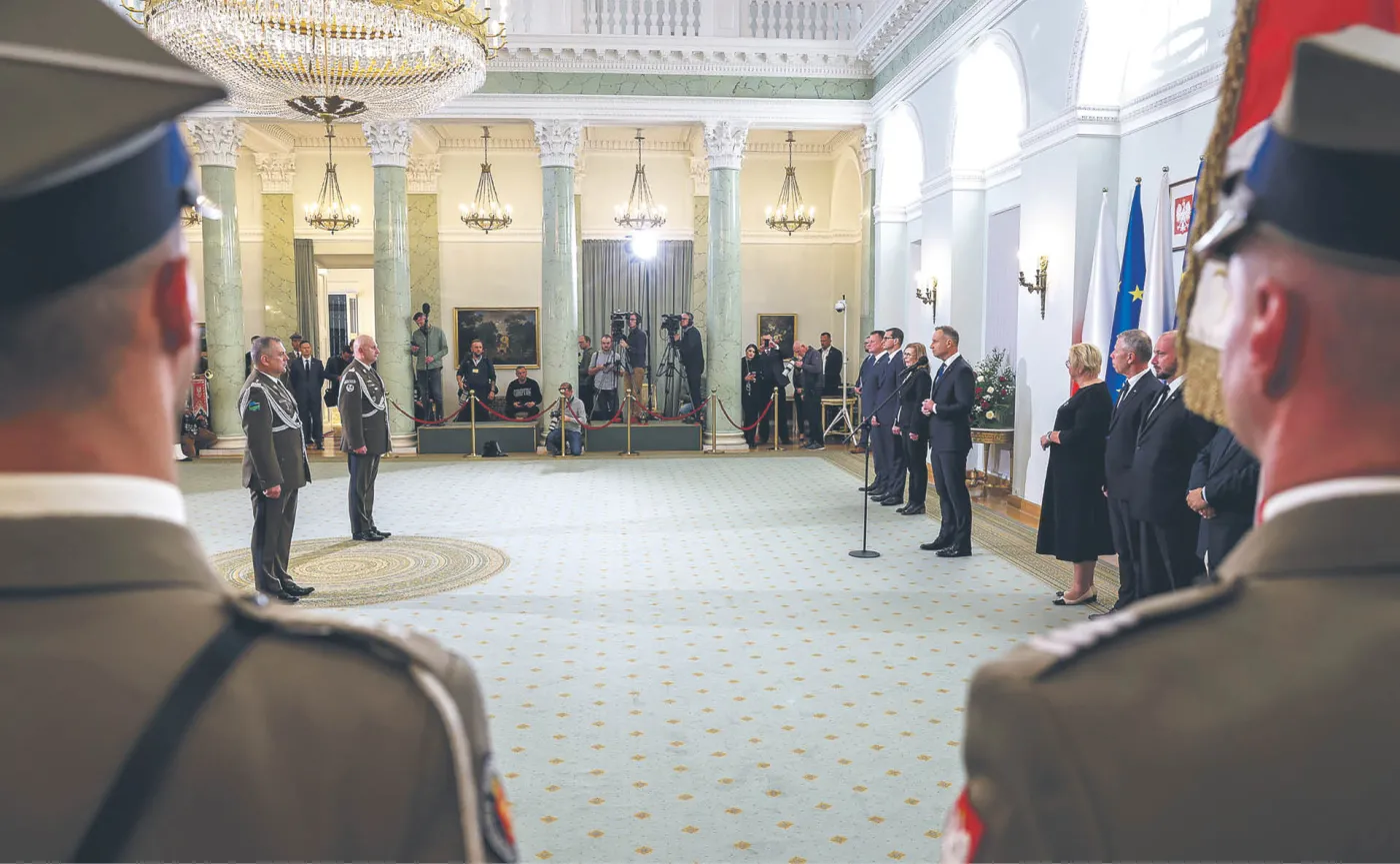 Wojsko nie wierzy łzom. Umarł król, niech żyje król