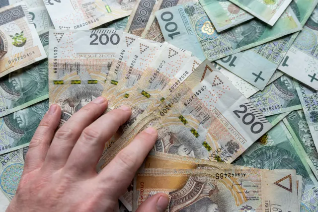 650 mln zł czeka w ZUS po zmarłych. Rodziny mogą odzyskać nawet 100 tys. zł