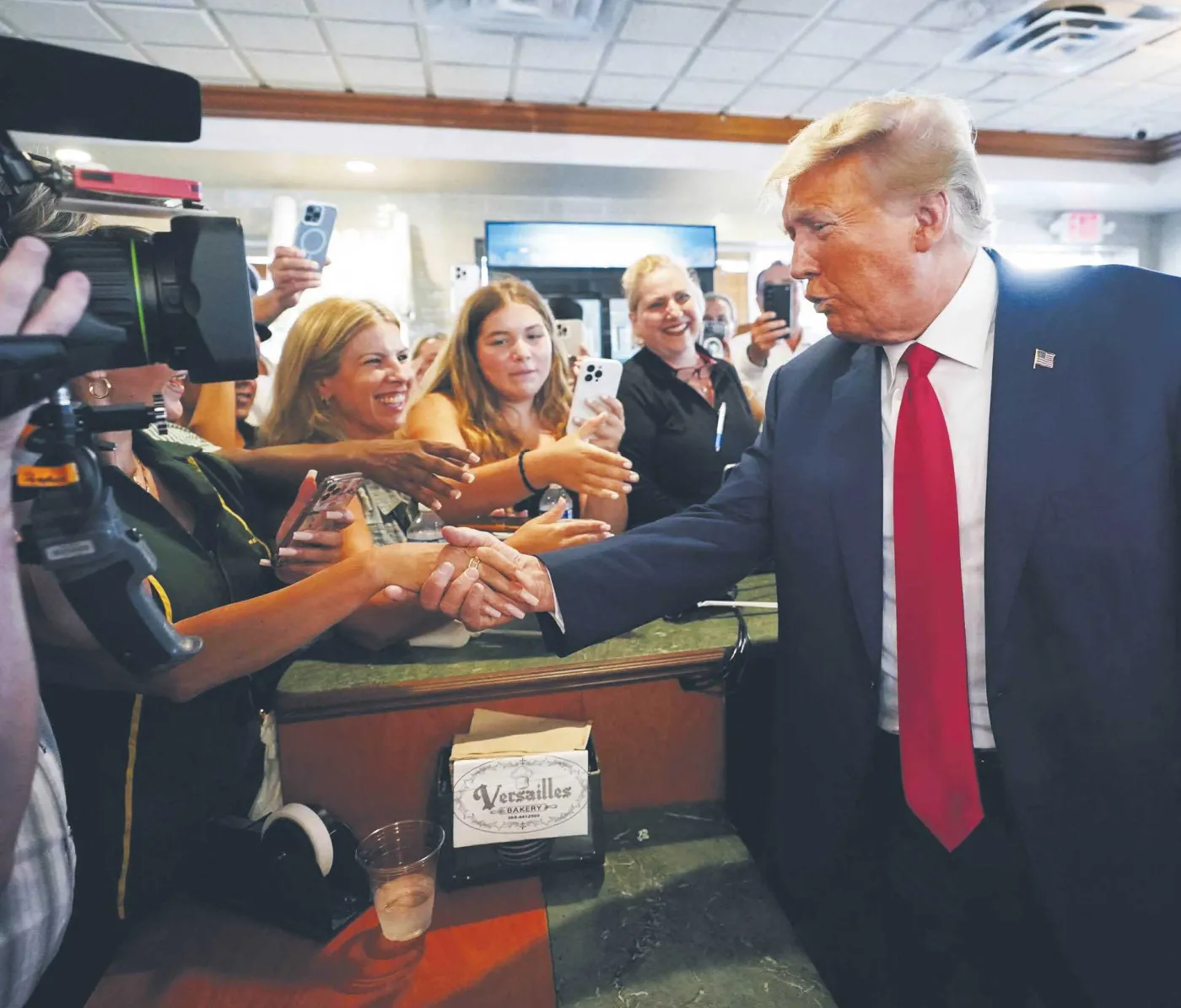 Mimo piętrzących się kłopotów prawnych w ogólnokrajowych sondażach Trump może liczyć na poparcie zbliżone do Joego Bidena