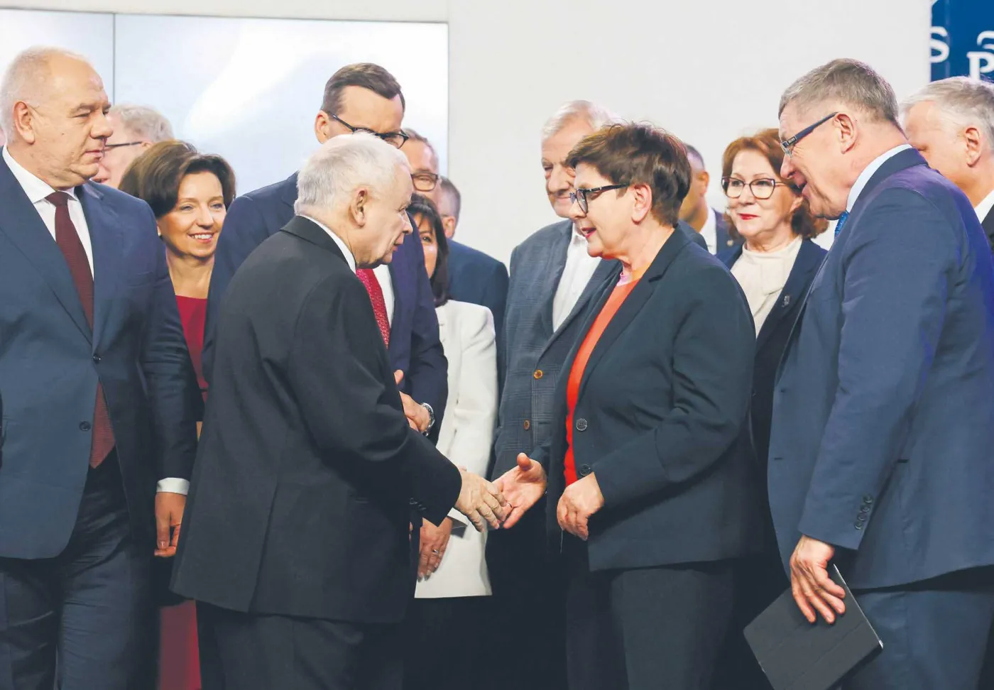 Desant europosłów: wsparcie czy konkurencja