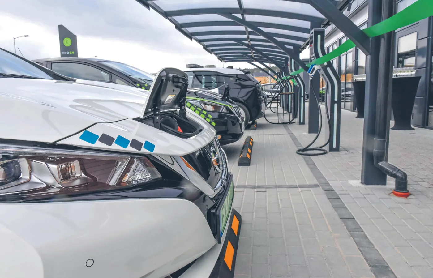 Ładowarek coraz więcej, a elektryków ciągle mało
