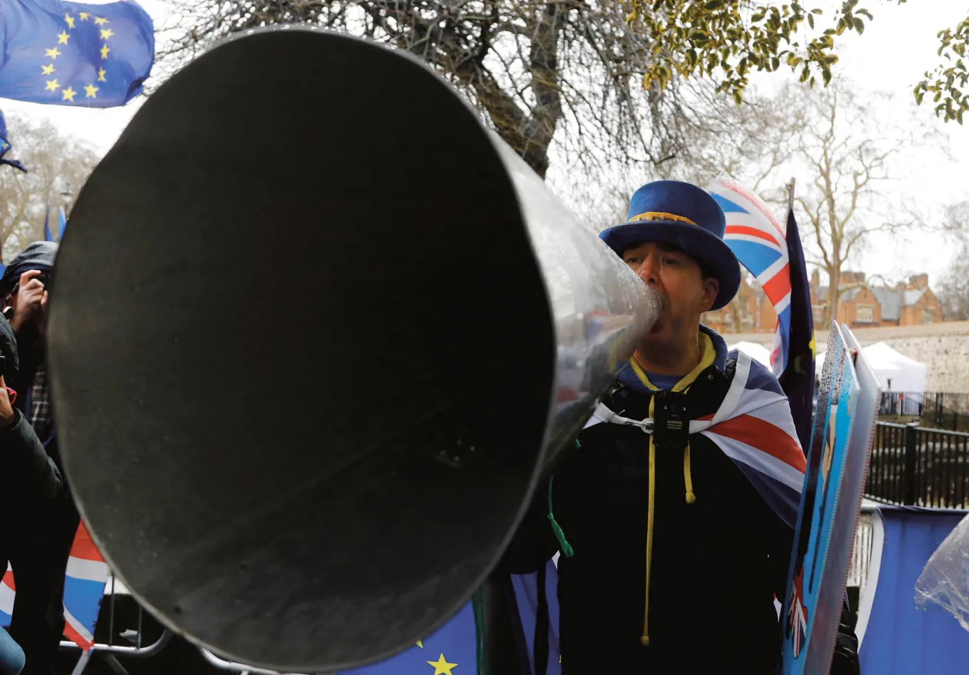 Brexit, czyli Benny Hill na kwasie