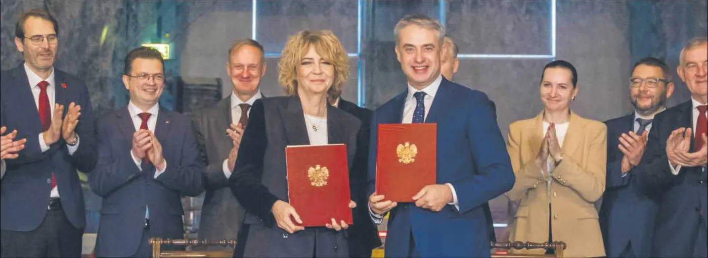7 października list intencyjny w sprawie wdrożenia PLLuM w Łodzi podpisali wicepremier i minister cyfryzacji Krzysztof Gawkowski i prezydent miasta Hanna Zdanowska