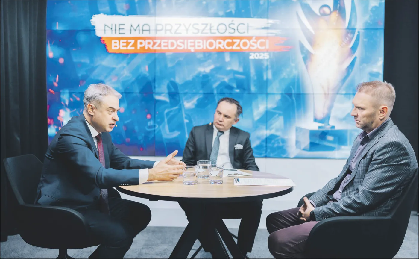 Gospodarzem rozmowy, w której wzięli udział Krzysztof Gawkowski, szef resortu cyfryzacji i Sławomir Szmytkowski, wiceprezes Asseco Poland, był Tomasz Pietryga, redaktor naczelny DGP