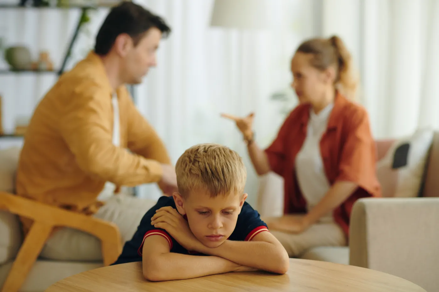 Mity wokół alienacji rodzicielskiej: "Izolacja dziecka to czasem próba jego ochrony"