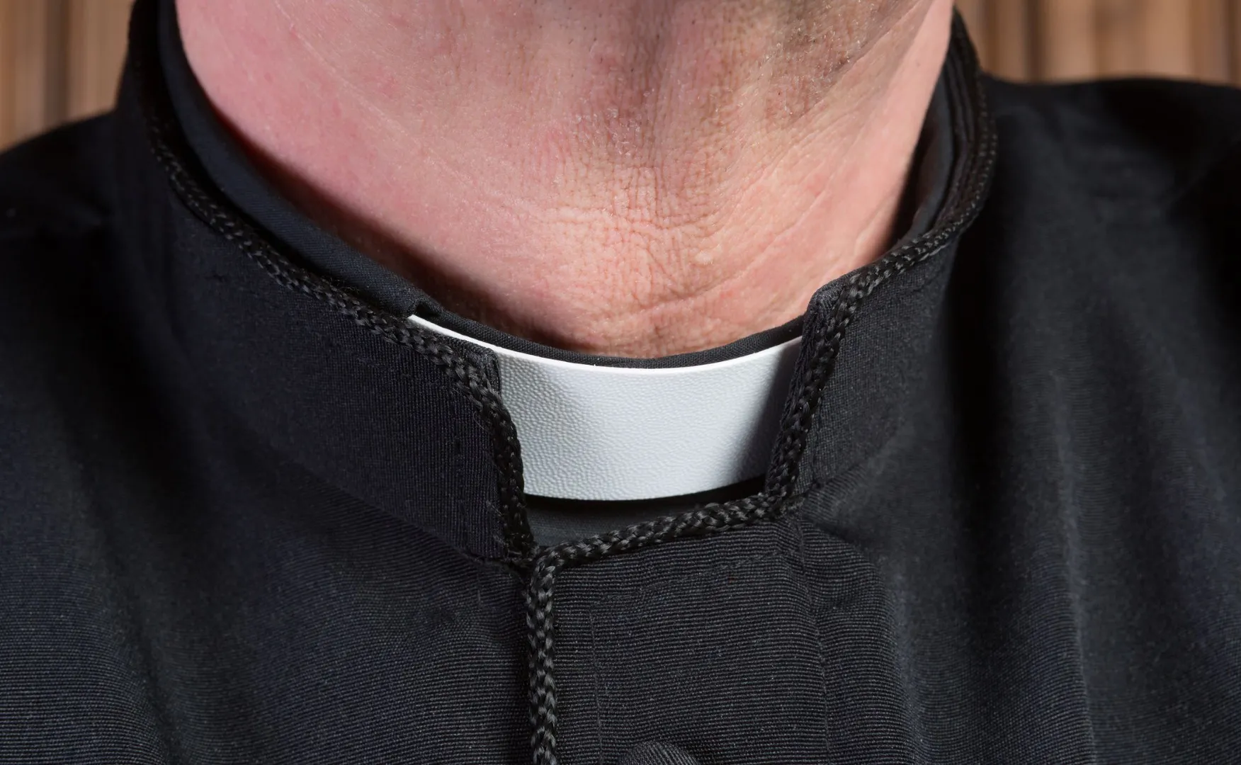 Zaatakował siekierą i podpalił bezdomnego. Były proboszcz usłyszał dodatkowy zarzut