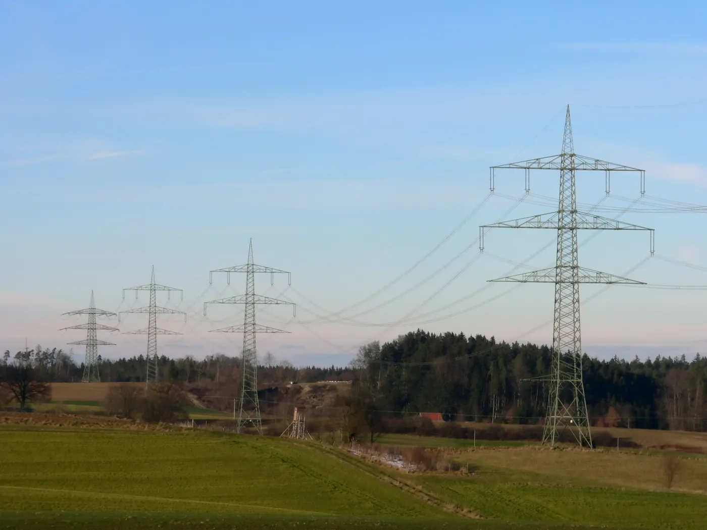 linie energetyczne na tle pola - rekompensaty dla zakładów energochłonnych