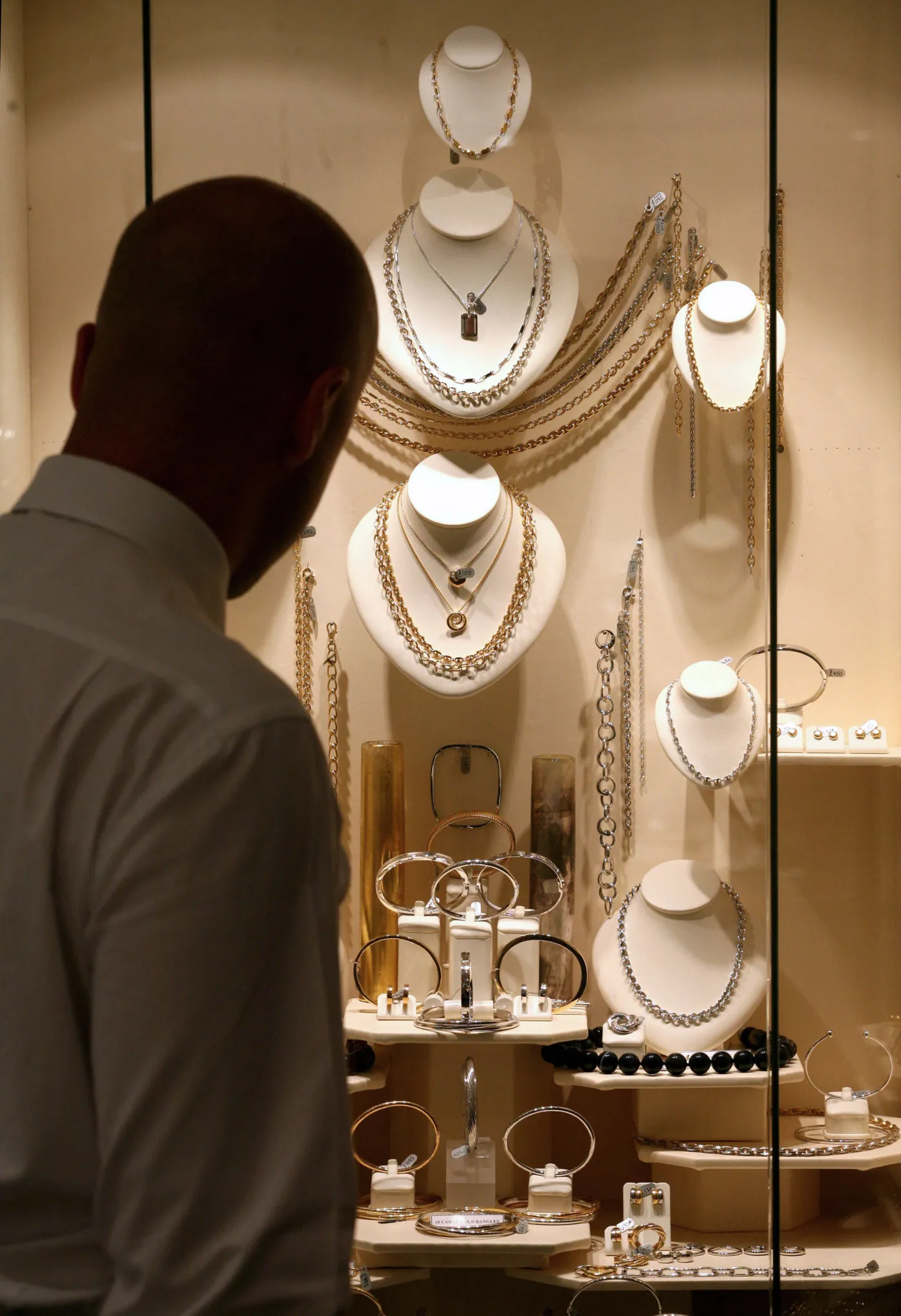 Sklep ze złotą biżuterią. fot. Bloomberg