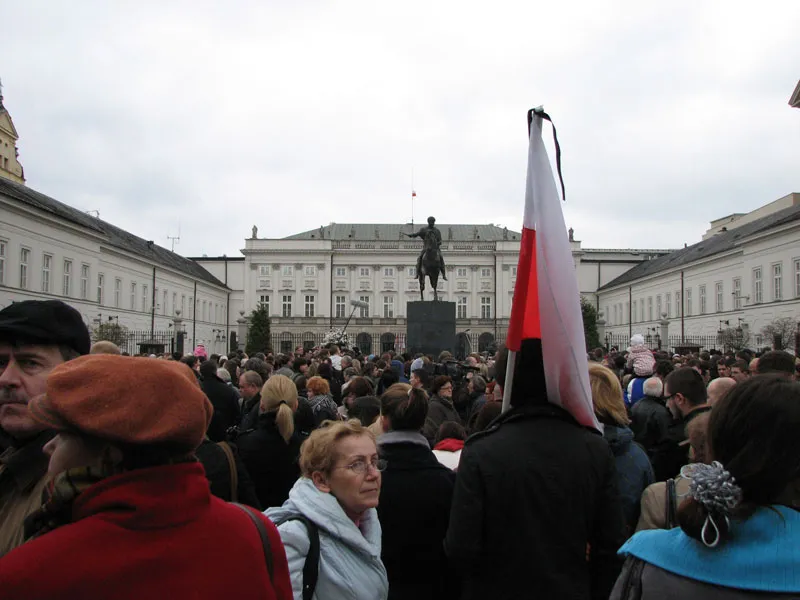 Ludzie zebrali się przed pałacem prezydenckim