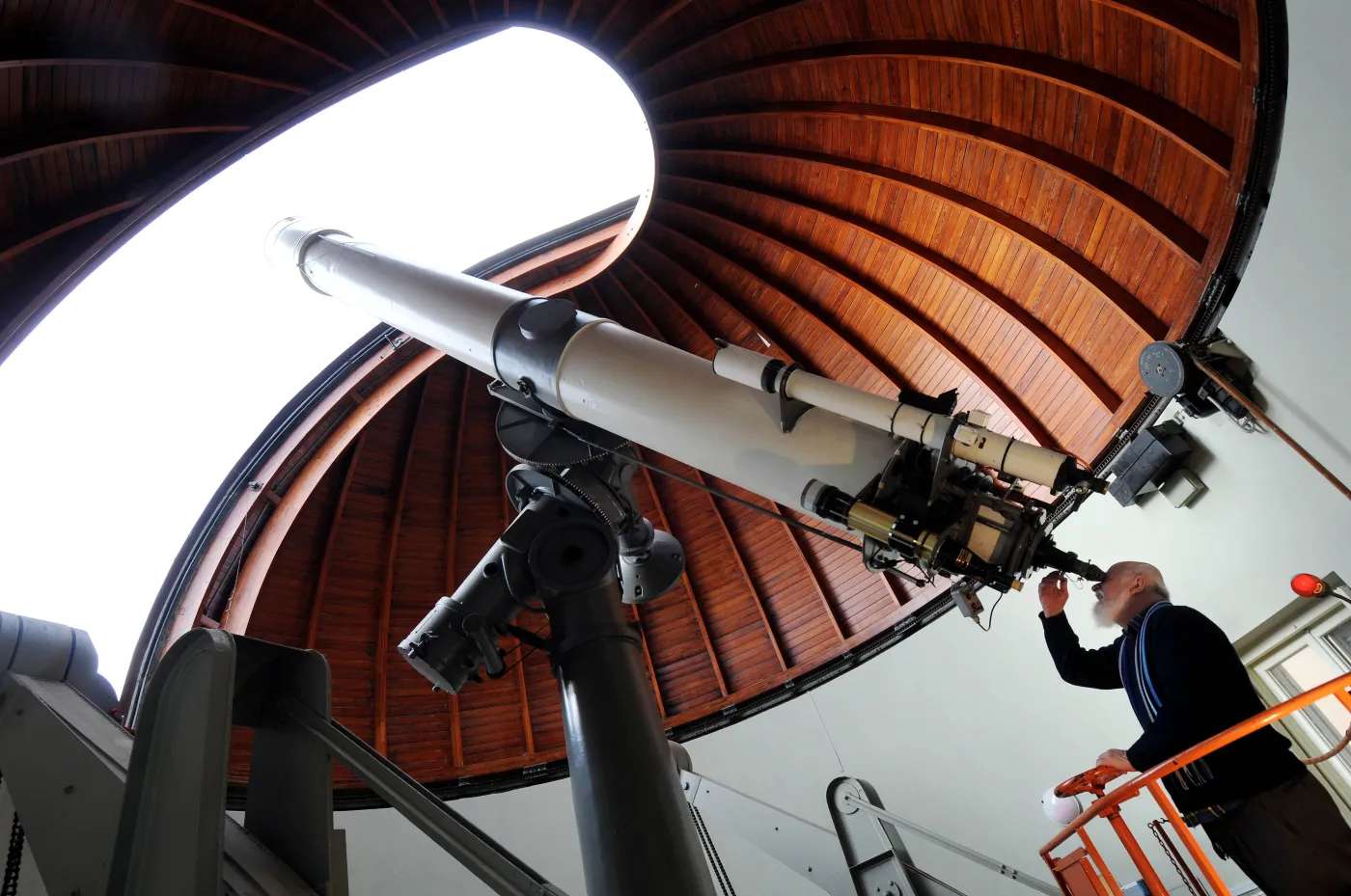 1227350-papieskie-obserwatorium-astronomiczne.jpg