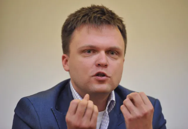 "Załgany" Hołownia odpowiada Lisowi: Niektórzy z nas są rekordzistami w liczbie piersi, które ssali