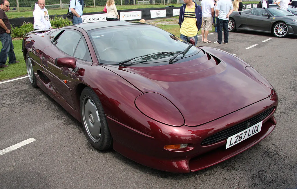 940660-1024px-jaguar-xj-220-flickr-exfordy-2.jpg