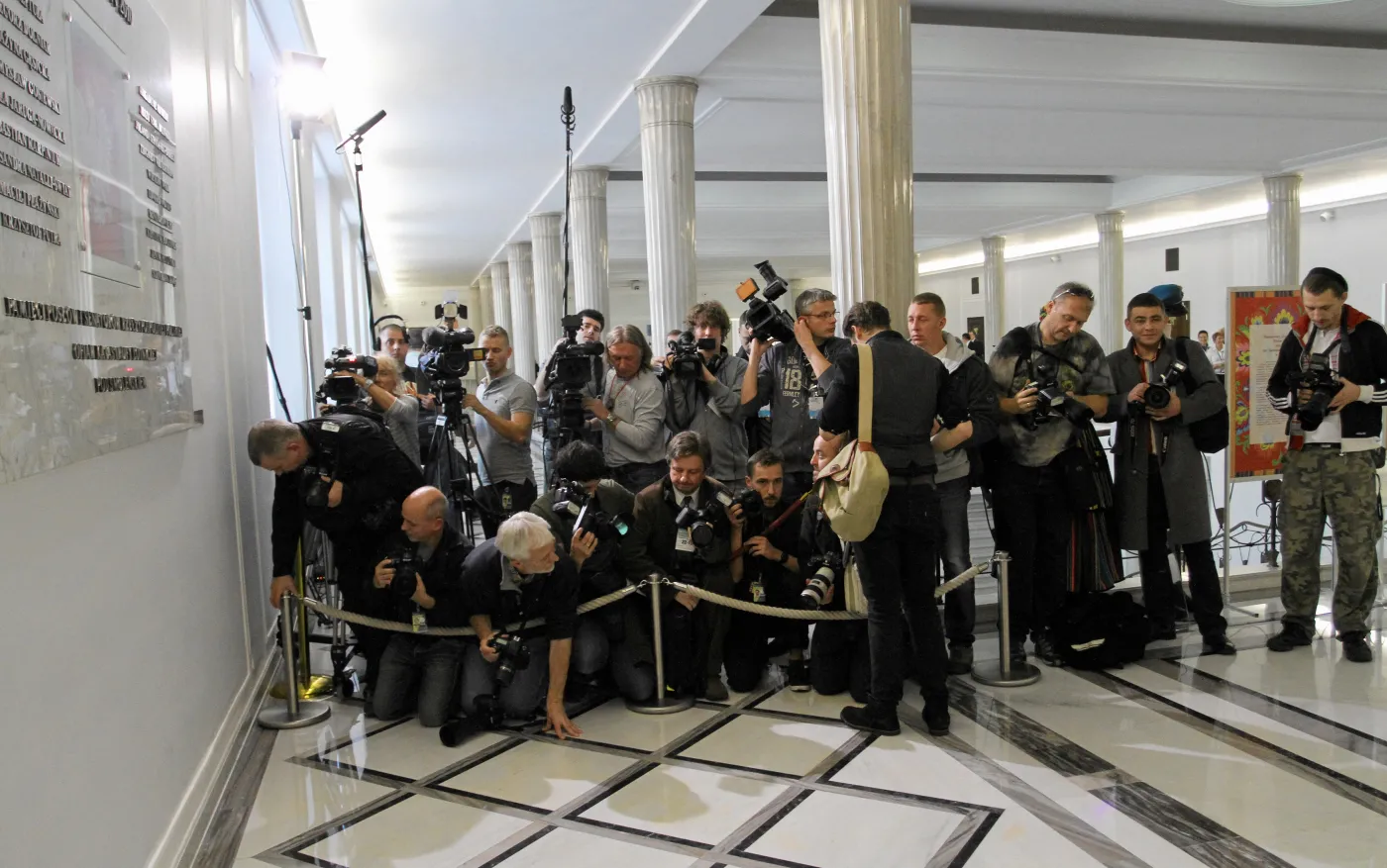 1531005-tlumy-dziennikarzy-i-fotoreporterow.jpg