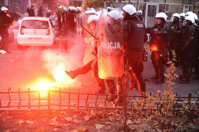 Kto zapłaci za zniszczone w czasie Marszu Niepodległości samochody?