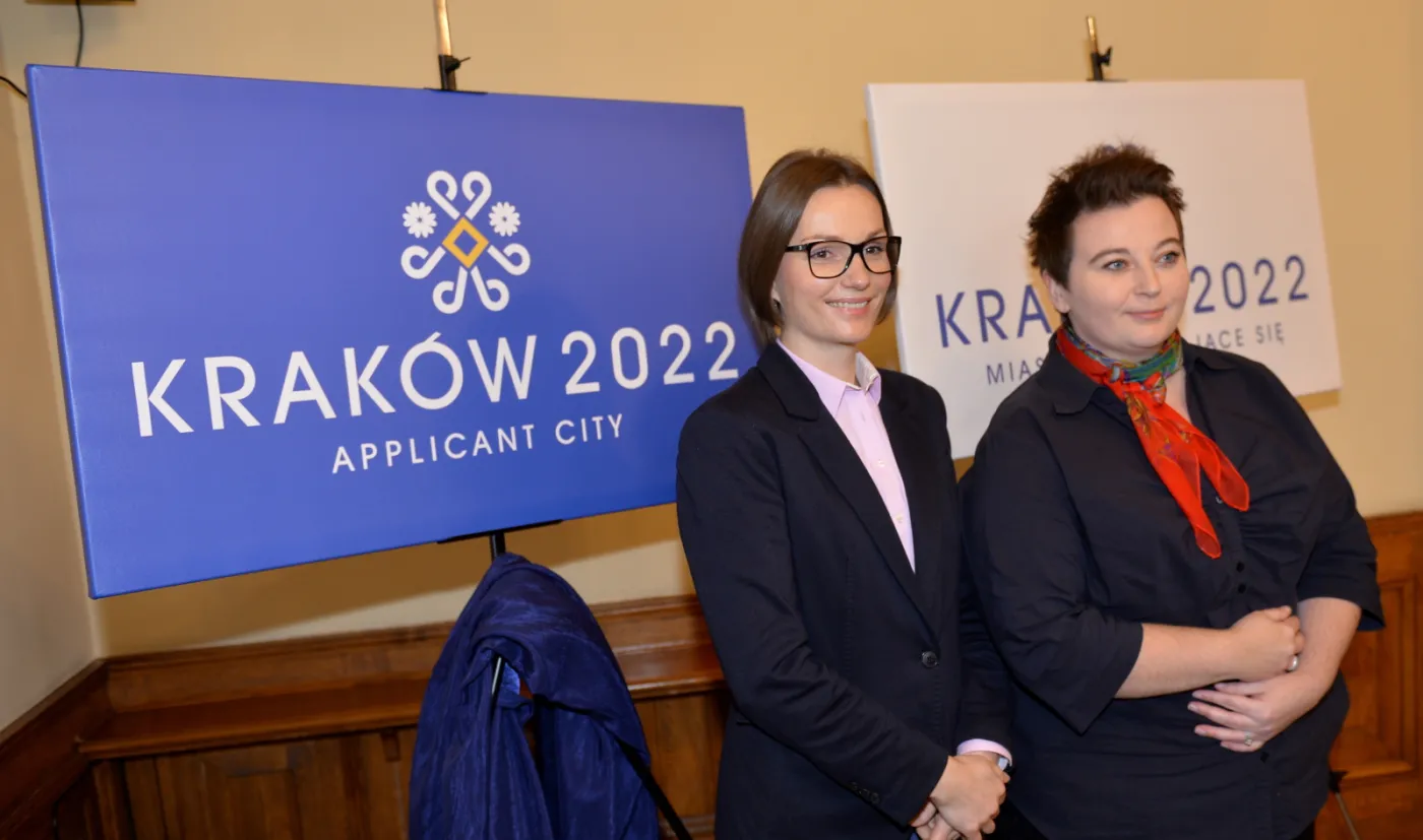 Przewodnicząca Komitetu Konkursowego Kraków 2022 Jagna Marczułajtis-Walczak (L) oraz zastępca Prezydenta Krakowa ds. Kultury i Promocji Miasta Magdalena Sroka (P), podczas prezentacji logotypu Krakowa jako miasta zgłaszającego się do organizacji Zimowych Igrzysk Olimpijskich w 2022 roku. Fot. PAP/Jacek Bednarczyk