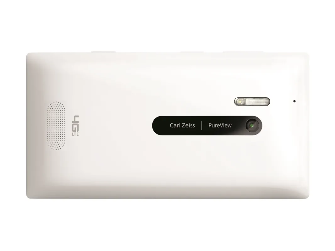 1325847-nokia-lumia-928-white-landscape-back.jpg