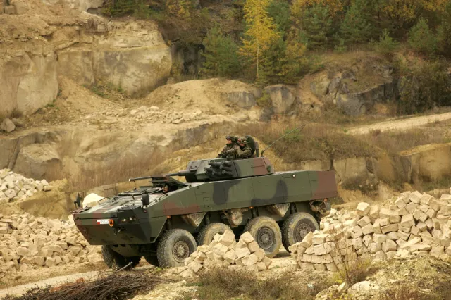 Polska firma ma licencję na Rosomaki. Będziemy je produkować  10 lat