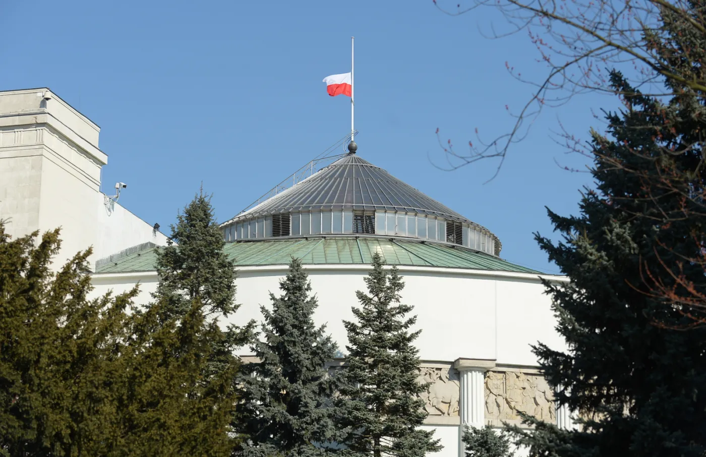 Flagi przed urzędami państwa opuszczono bezprawnie