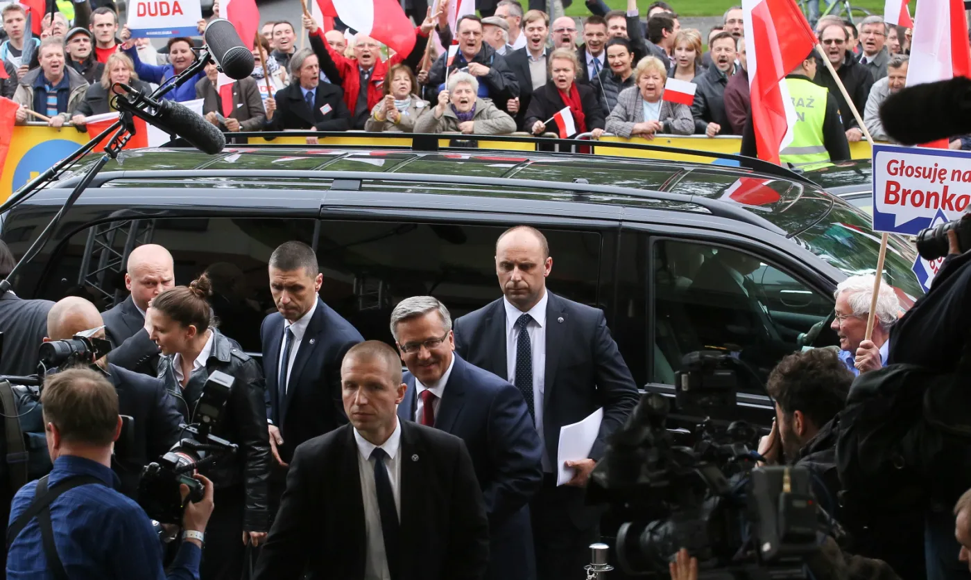 Debata prezydencka: Przed siedzibą TVN kilkadziesiąt osób z biało-czerwonymi flagami