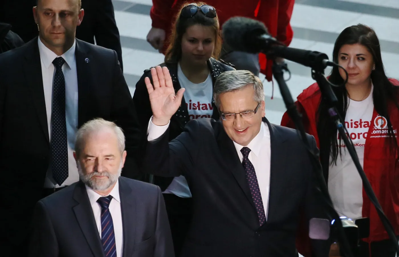 Ubiegający się o reelekcję prezydent Bronisław Komorowski w drodze na debatę prezydencką,  PAP/Paweł Supernak
