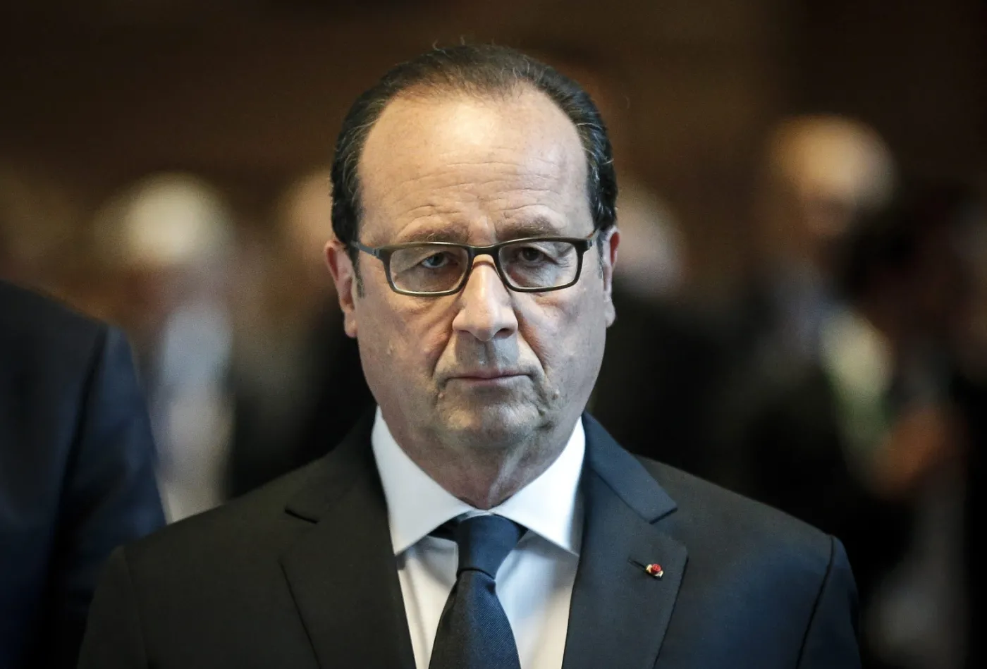 Hollande wraca do kraju po zamachu 