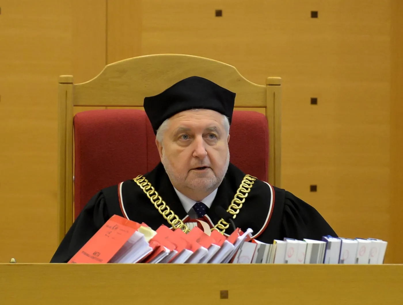Przewodniczący TK Andrzej Rzepliński podczas ogłaszania wyroku. PAP/Marcin Obara