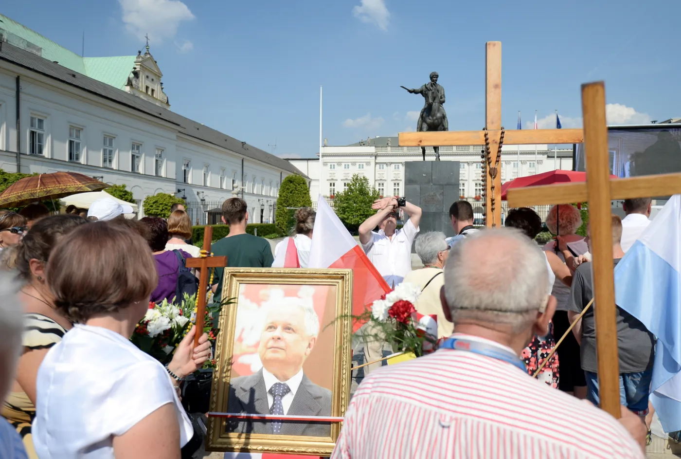 2267644-sympatycy-andrzeja-dudy-zgromadzeni.jpg