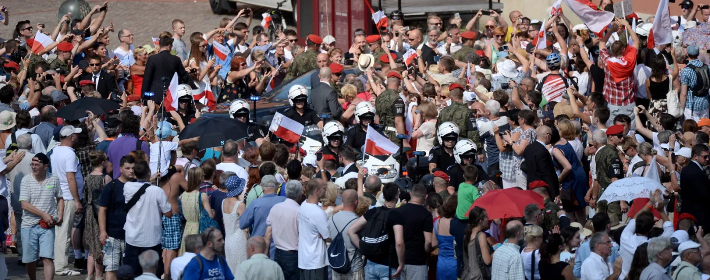 Prezydent i Pierwsza Dama powitani przed Pałacem Prezydenckim