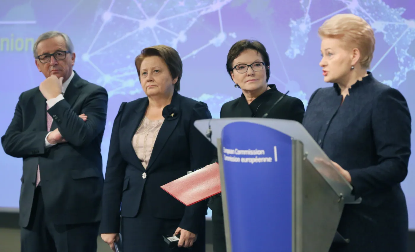 Premier Ewa Kopacz, prezydent Litwy Dalia Grybauskaite, przewodniczący Komisji Europejskiej Jean-Claude Juncker i premier Łotwy Laimdota Straujuma podczas konferencji prasowej po ceremonii podpisania umowy o finansowaniu budowy połączenia gazowego między Polską a Litwą 