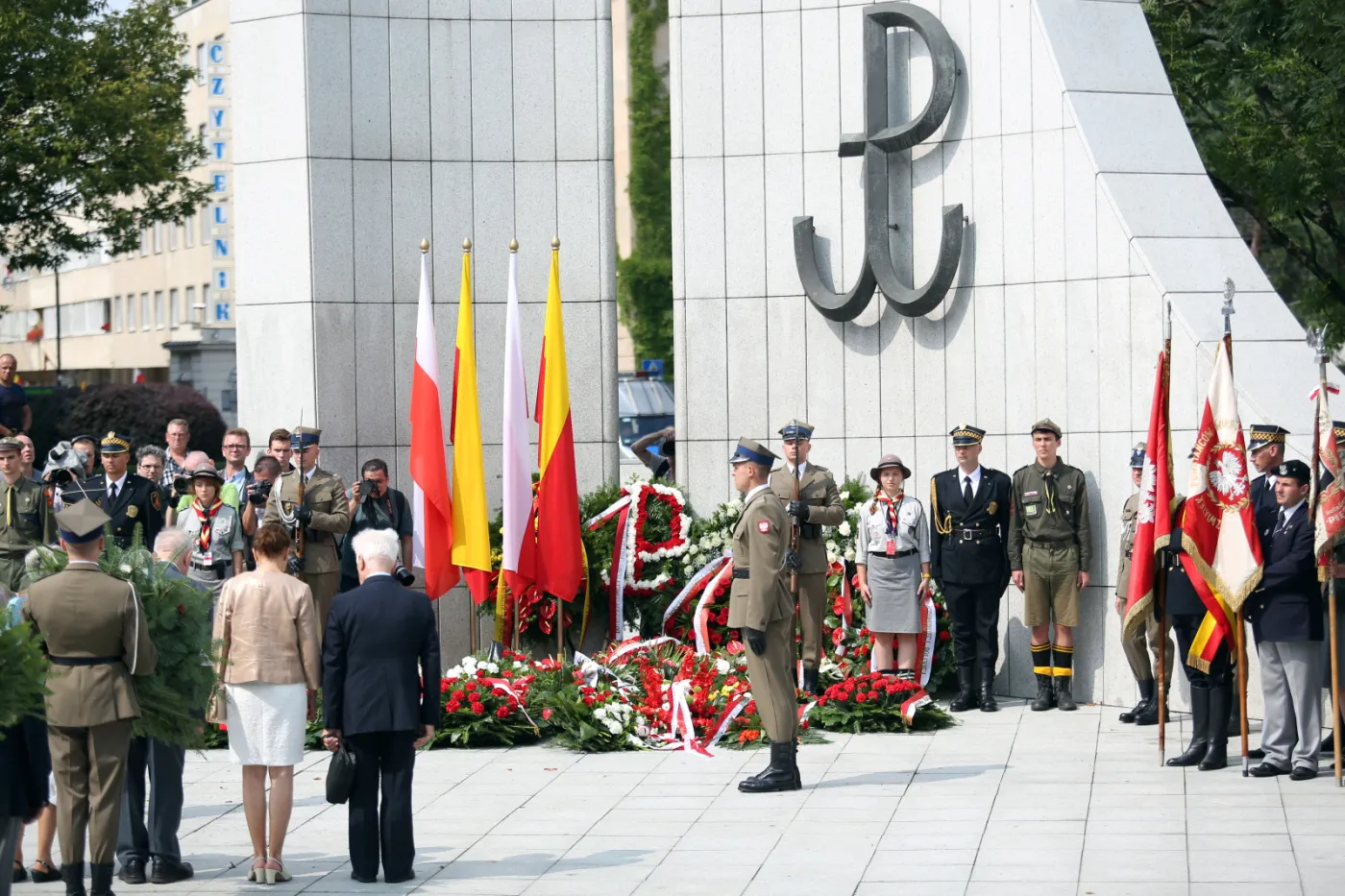 1873976-uroczystosci-przy-pomniku-polskiego.jpg