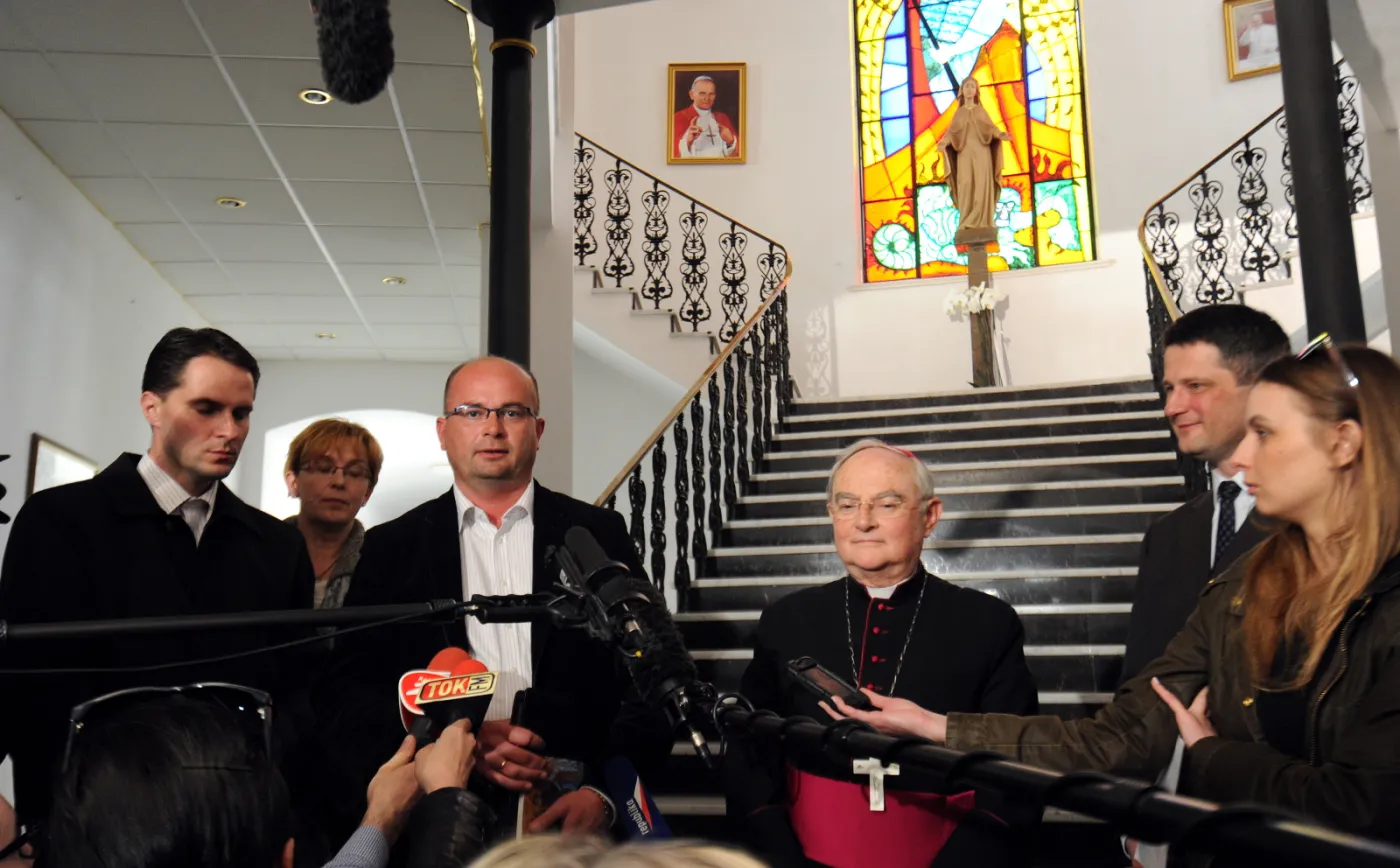 Przedstawiciele wiernych z Jasienicy oraz abp. Henryk Hoser. Fot. PAP/Grzegorz Jakubowski