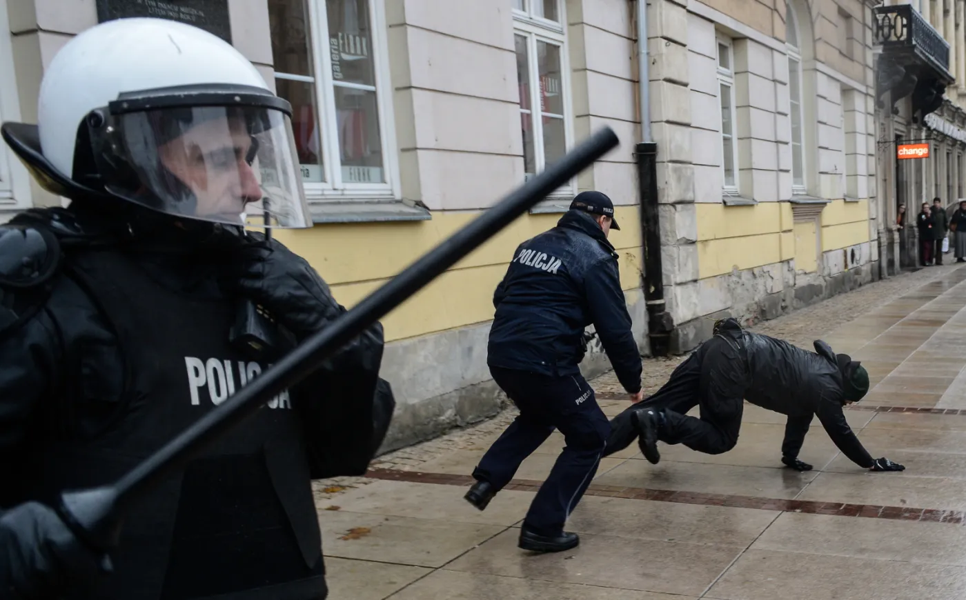 W Warszawie zakończył się marsz antyfaszystów: Policja użyła pałek
