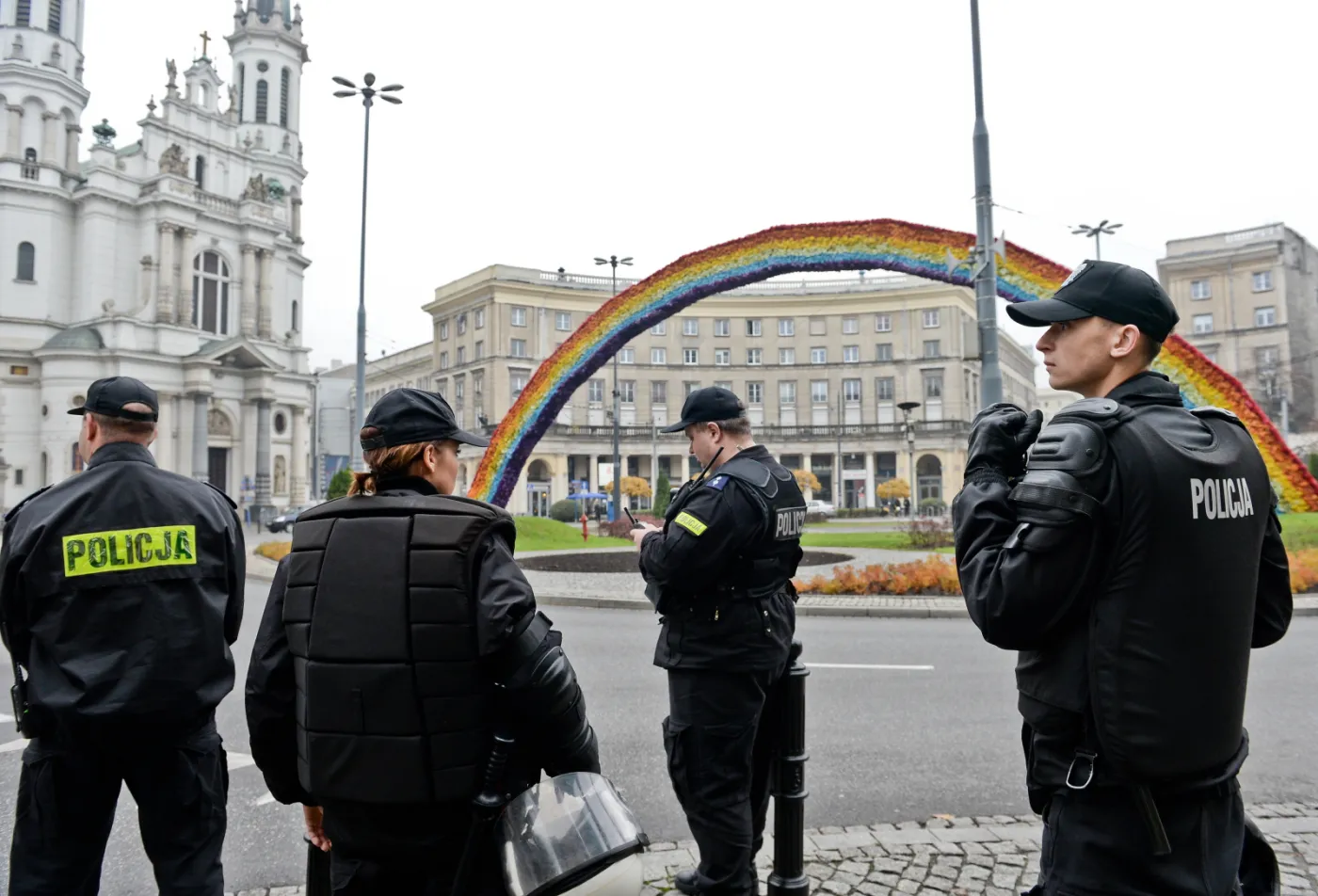 1984990-policja-przy-instalacji-artystycznej.jpg