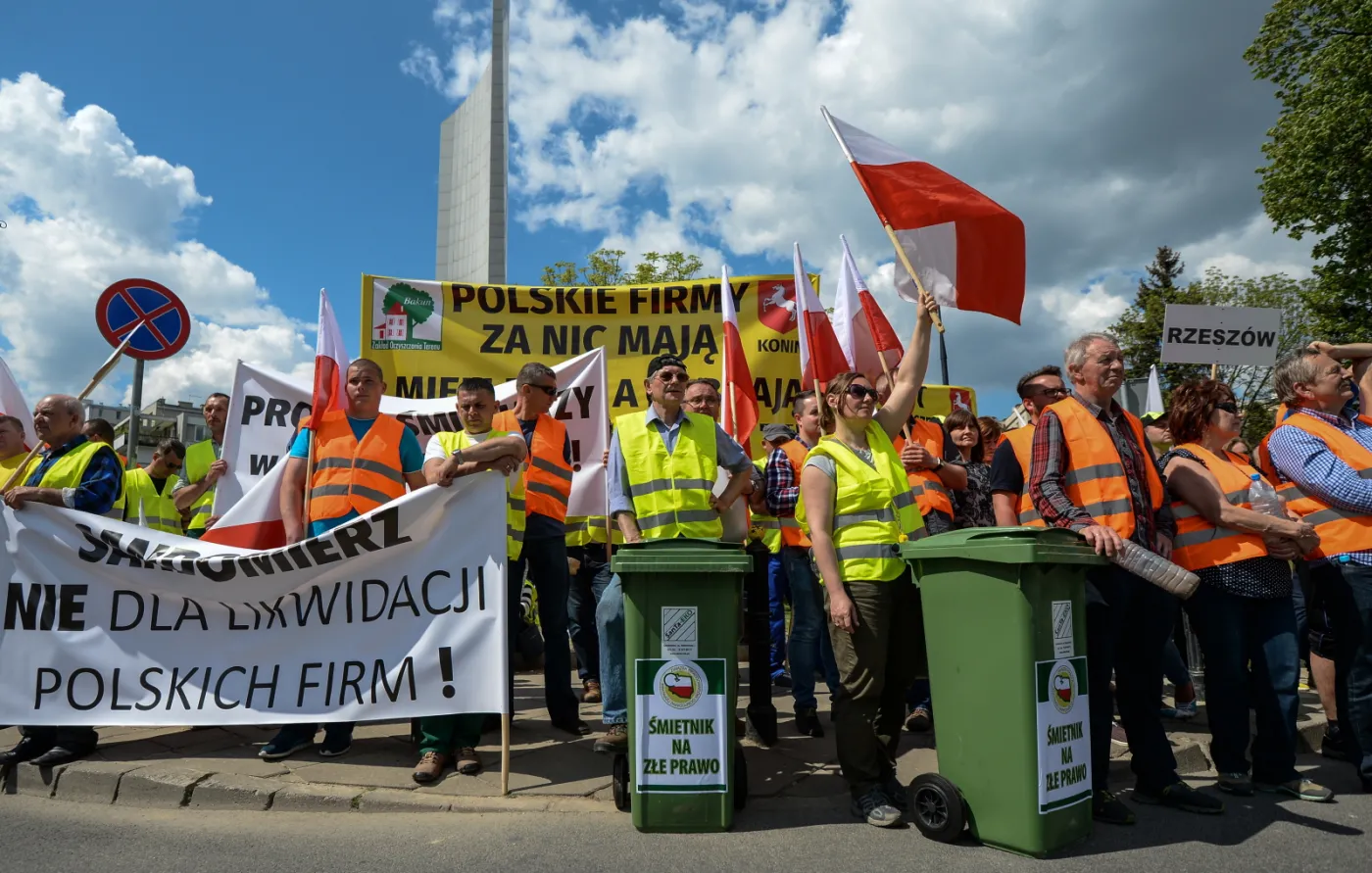 Warszawa: Protest branży śmieciowej przeciwko zmianom ws. odbioru odpadów