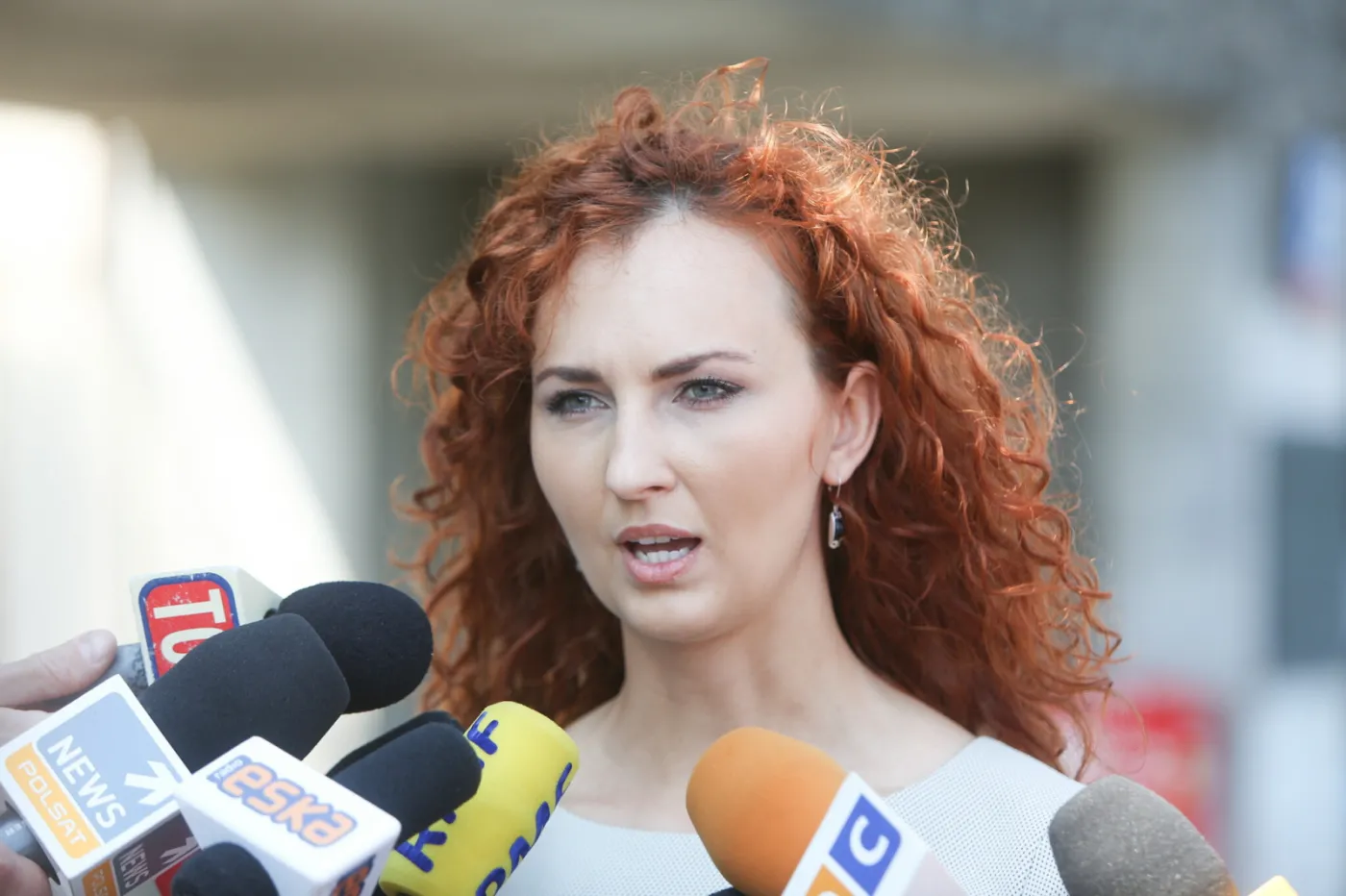 Rzeczniczka CZD Katarzyna Gardzińska rozmawia z dziennikarzami przed Centrum Zdrowia Dziecka