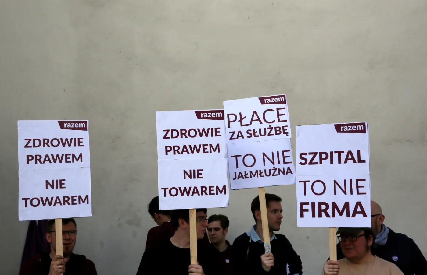 Pikieta pod resortem zdrowia. W CZD trwają rozmowy pielęgniarek z dyrekcją