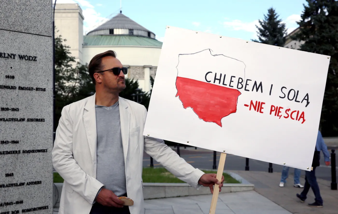 "Chlebem i solą-nie pięścią". Przed Sejmem odbyła się pikieta przeciwko nienawiści rasowej