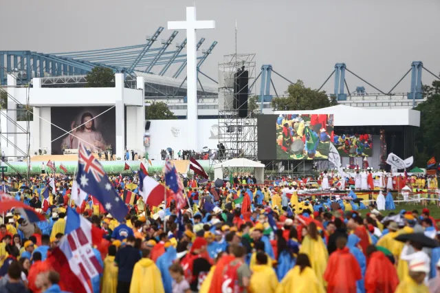 ŚDM: Rozpoczęła się ceremonia otwarcia. Młodzi niosą symbole ŚDM
