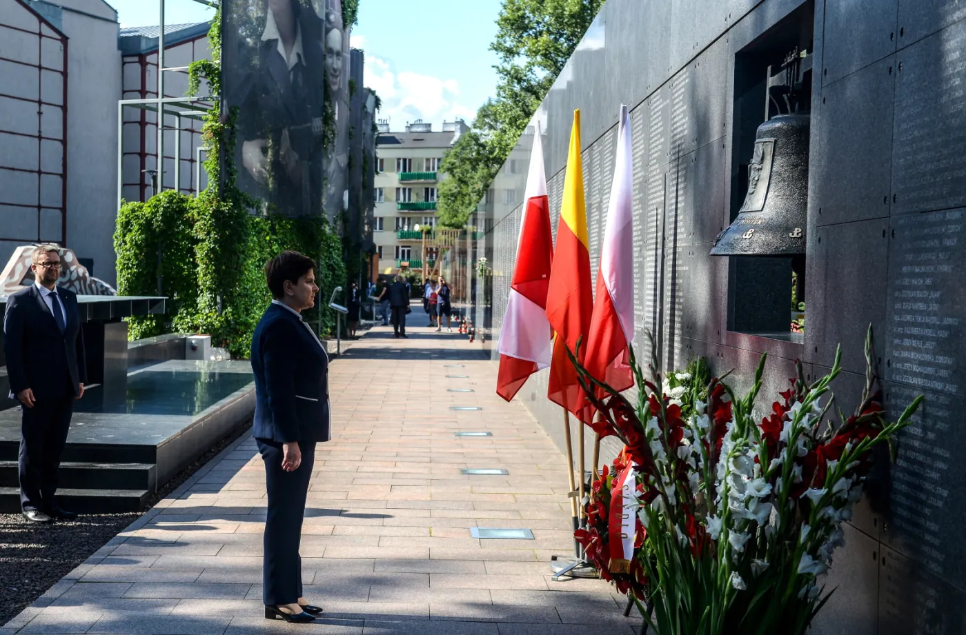 2621092-premier-beata-szydlo-sklada-kwiaty.jpg