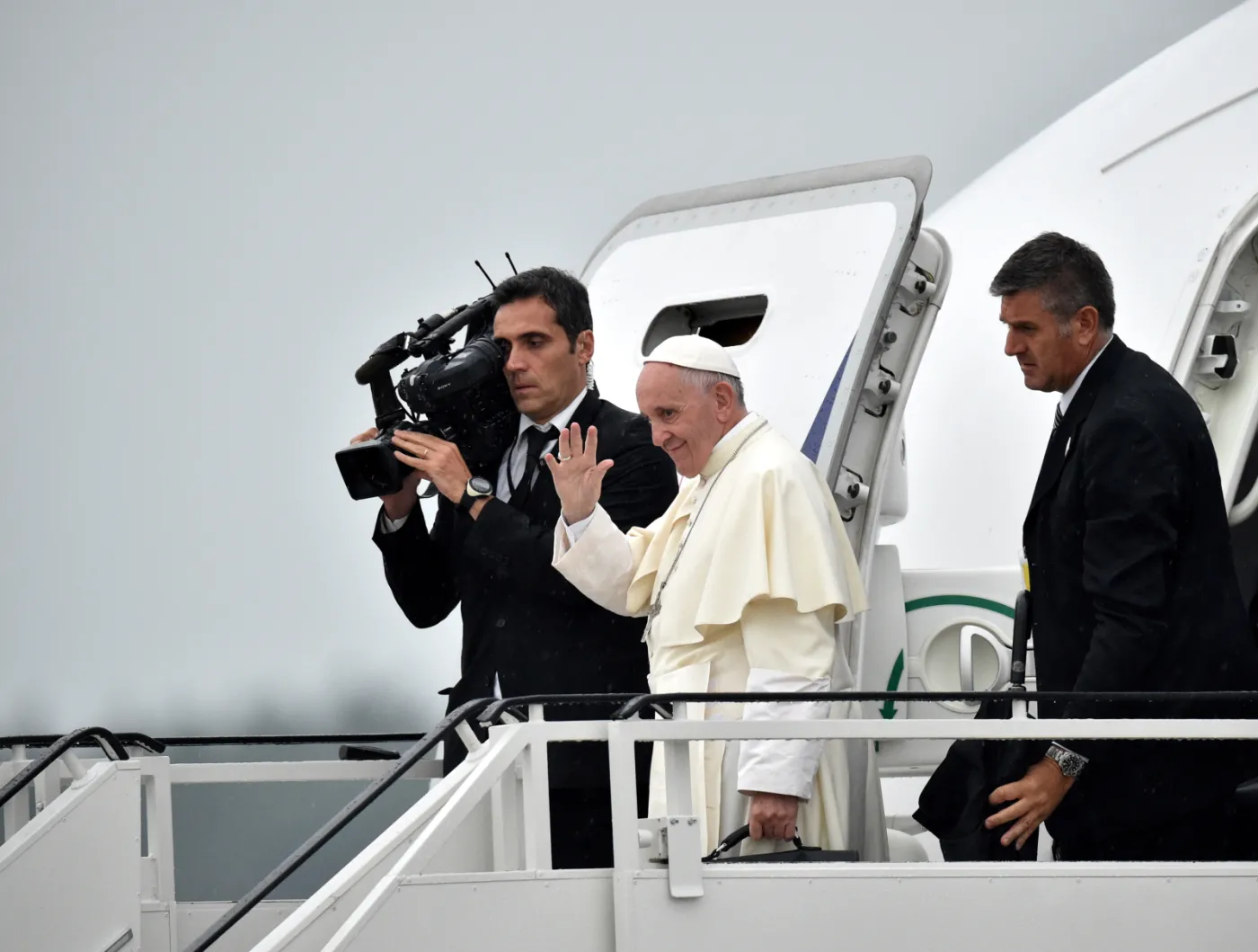 Papież Franciszek wsiada na pokład pasażerskiego Boeinga 787 Dreamliner linii PLL LOT którym wróci do Rzymu