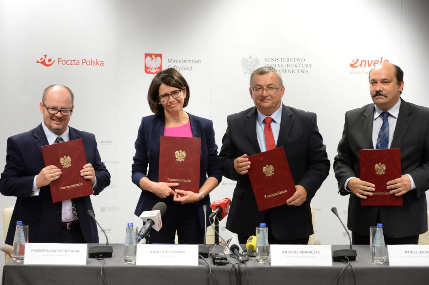 Minister cyfryzacji Anna Streżyńska, minister infrastruktury Andrzej Adamczyk prezes Poczty Polskiej SA Przemysław Sypniewskioraz prezes zarządu Poczty Polskiej Usługi Cyfrowe SA Paweł Usidus 