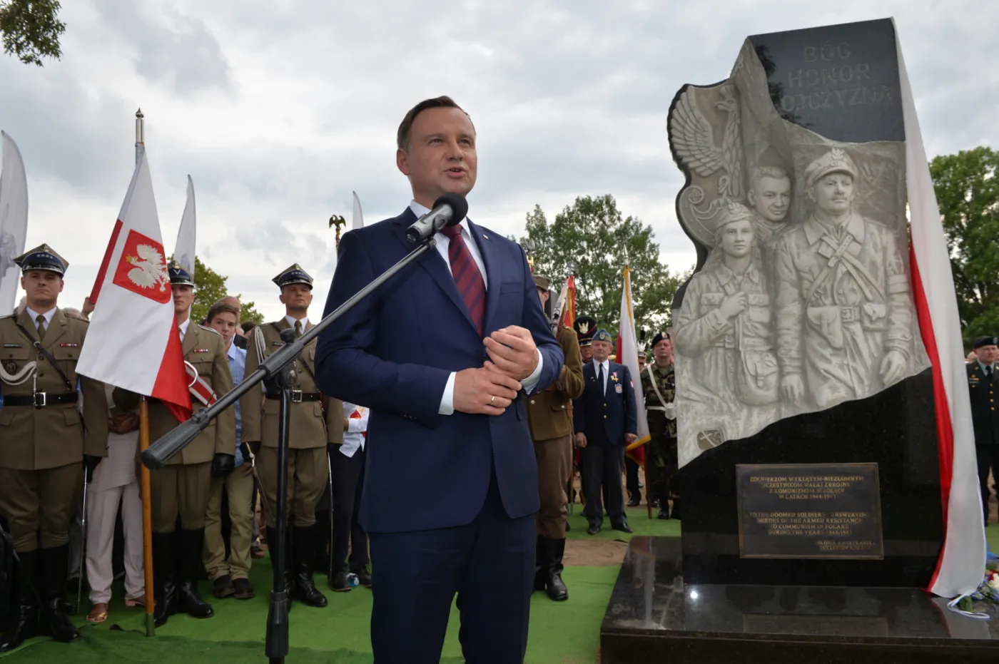 Prezydent RP Andrzej Duda przemawia podczas odsłonięcia pomnika upamiętniającego Żołnierzy Wyklętych 