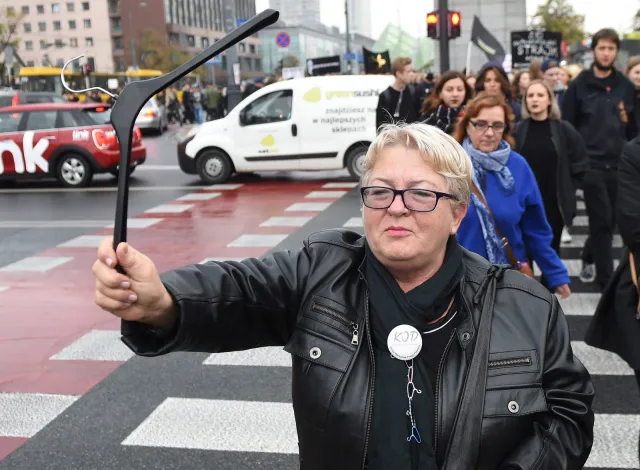 "Czarny poniedziałek" - strajk kobiet i manifestacje na ulicach [GALERIA]