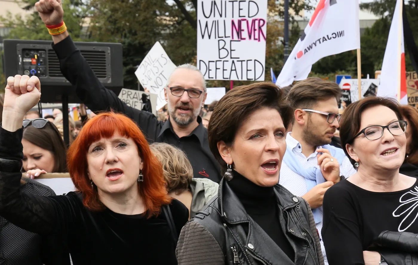 Od lewej: Małgorzata Prokop-Paczkowska, Mateusz Kijowski, Joanna Mucha, Ewa Kopacz uczestniczą w manifestacji zorganizowanej przez inicjatywę "Ratujmy kobiety" przed Sejmem. 