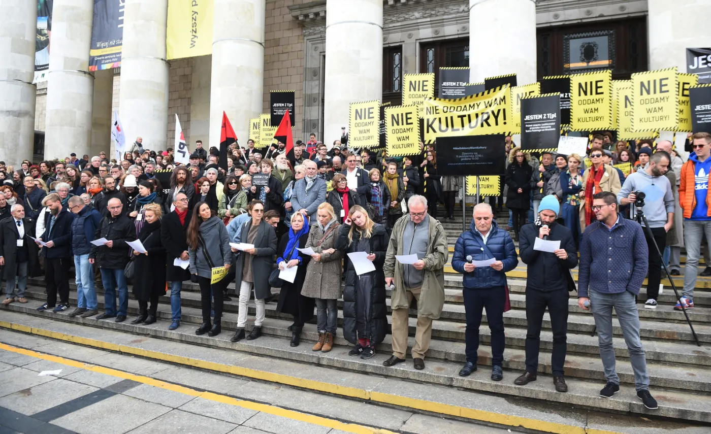 Warszawa: Protest artystów pod Pałacem Kultury