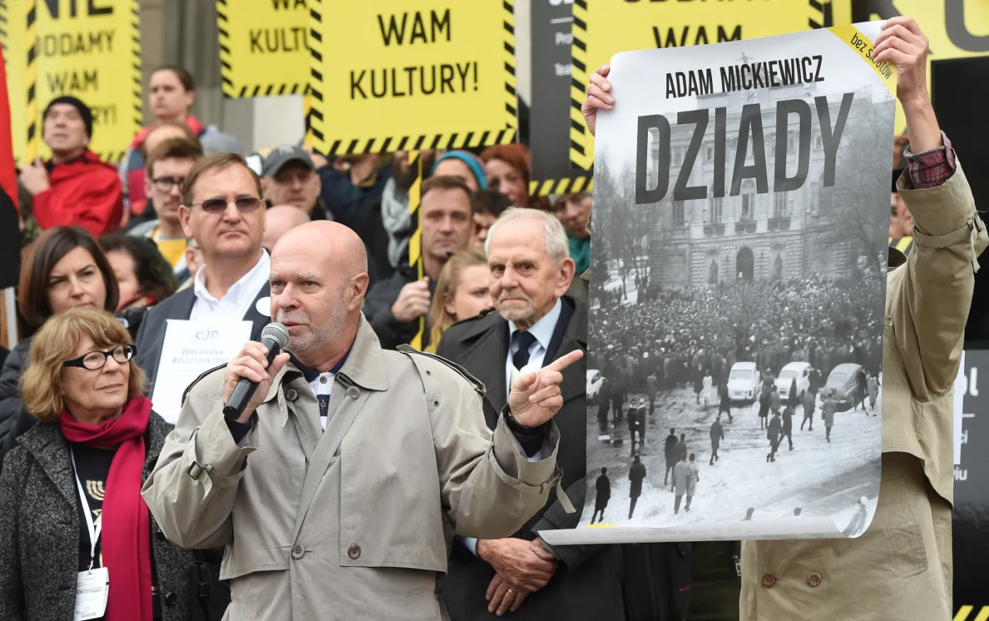 "Nie oddamy wam kultury". Protest artystów przed PKiN