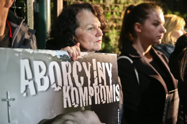 "Tu jest osoba, która mści się na kobietach". Czarny Protest przed domem Jarosława Kaczyńskiego