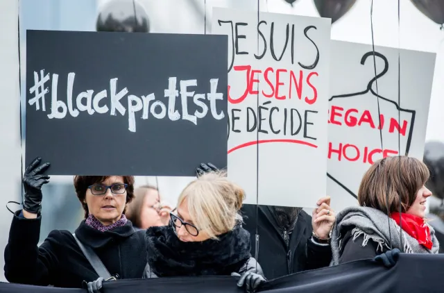 Co Polacy sądzą o aborcji? Liczba zwolenników zaostrzenia prawa bardzo mała